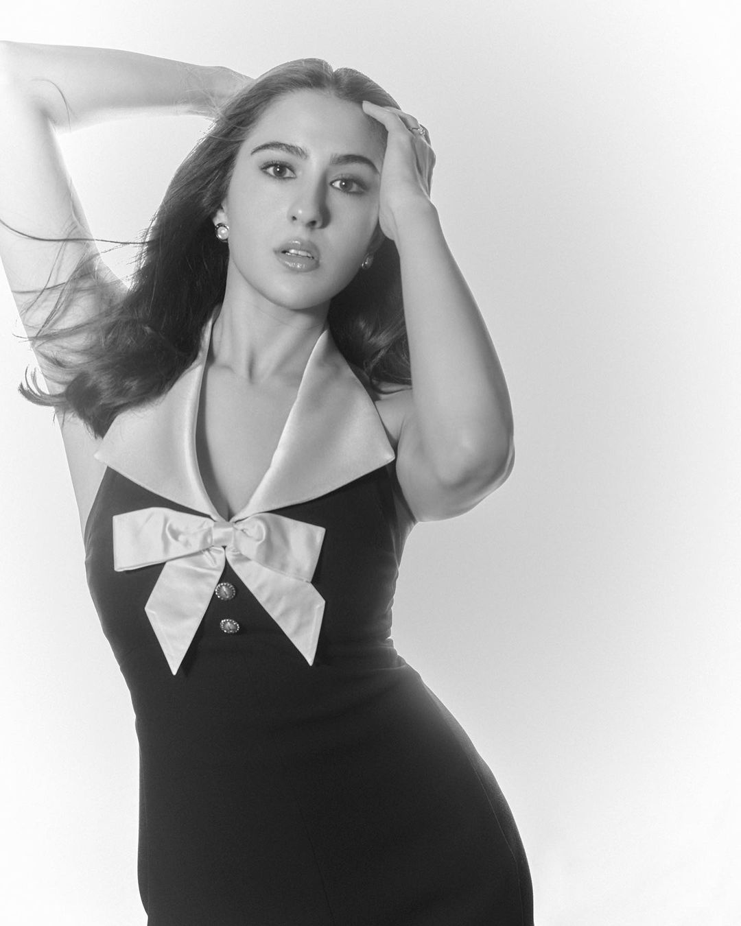 سارہ علی خان نے گزشتہ ہفتے سوشل میڈیا پر اپنی کئی مونو کرومیٹک تصاویر شیئر کی تھیں۔ تصاویر میں اداکارہ کو بیک لیس ڈریس کے ساتھ پوز دیتے ہوئے دیکھا گیا تھا۔ (Instagram/saraalikhan95)