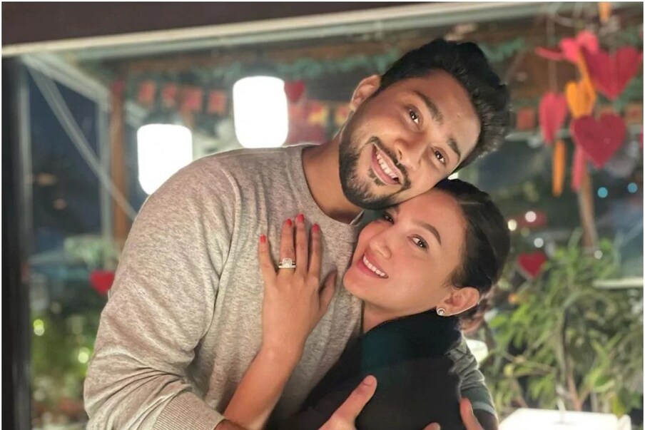  ای ٹائمس کو دئے ایک انٹرویو میں گوہر خان اور زید دربار نے اپنے ریلیشن شپ پر کہا کہ اب ہم لوگ ایک دوسرے کو پہلے سے زیادہ سمجھنے لگے ہیں۔ ایسا نہیں ہے کہ ہر دن پیار بھرا ہوتا ہے ۔ کئی مرتبہ ہمارے درمیان بحث بھی ہوتی ہے اور ہم ایک دوسرے کا چہرہ نہیں دیکھنا چاہتے ہیں، لیکن ہم ایک دوسرے سے ہی سیکھتے ہیں ۔ تصویر : gauaharkhan/instagram