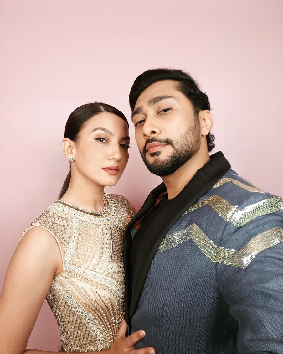  گوہر خان نے اپنے کام کو لے کر کہا کہ لوگ ماڈلنگ کے ایام سے مجھے کہتے تھے کہ اگر تم پارٹی نہیں کروتی تو تم اس شعبہ کا حصہ نہیں رہ پاو گی ۔ اگر فیشن میں تم وائن کے گلاس کے ساتھ نہیں ہو تو تم کول نہیں ہو، لیکن میں نے بھی یہ سب فالو نہیں کیا ۔ تصویر : gauaharkhan/instagram