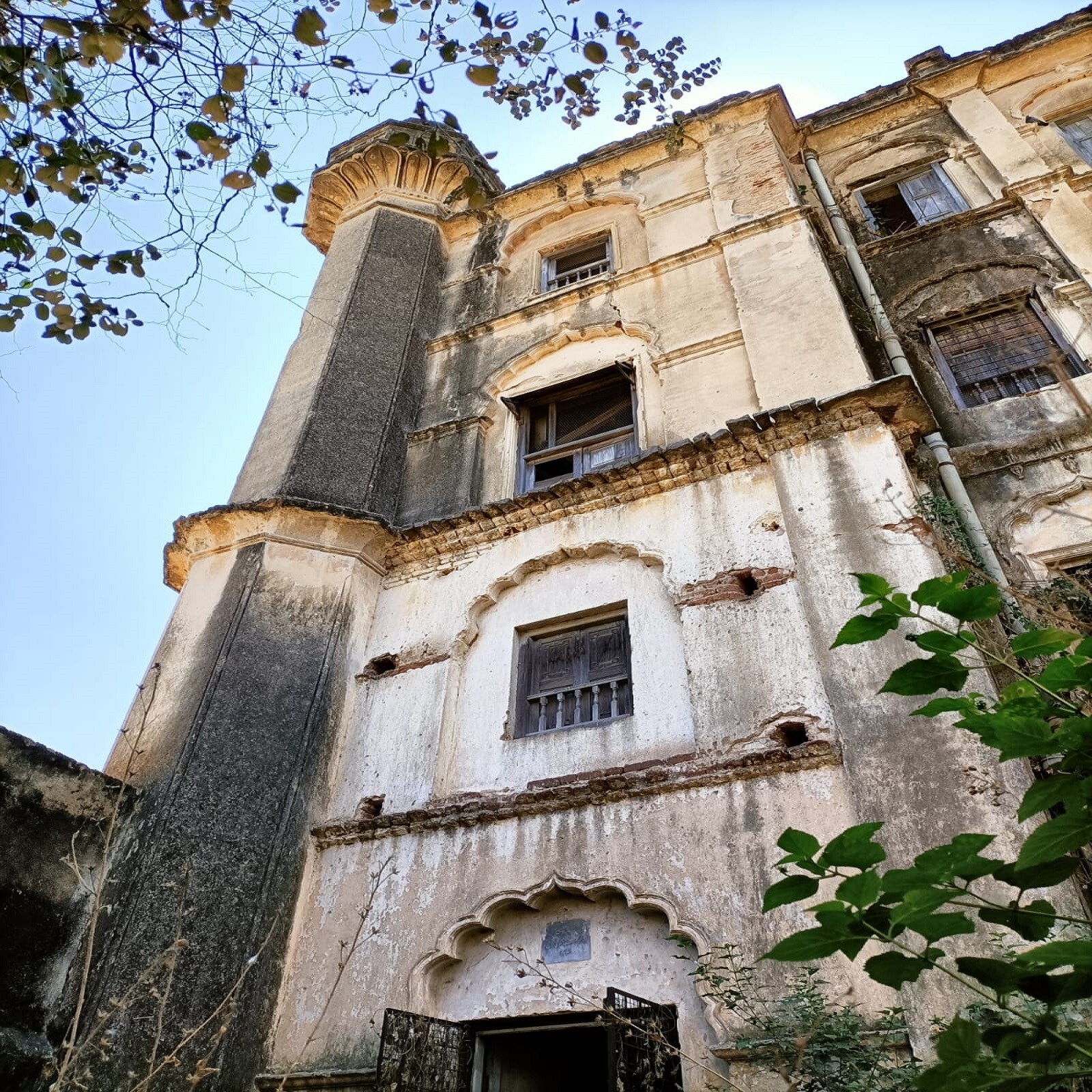 مسجد محبوبیہ کی عمارت کا منظر