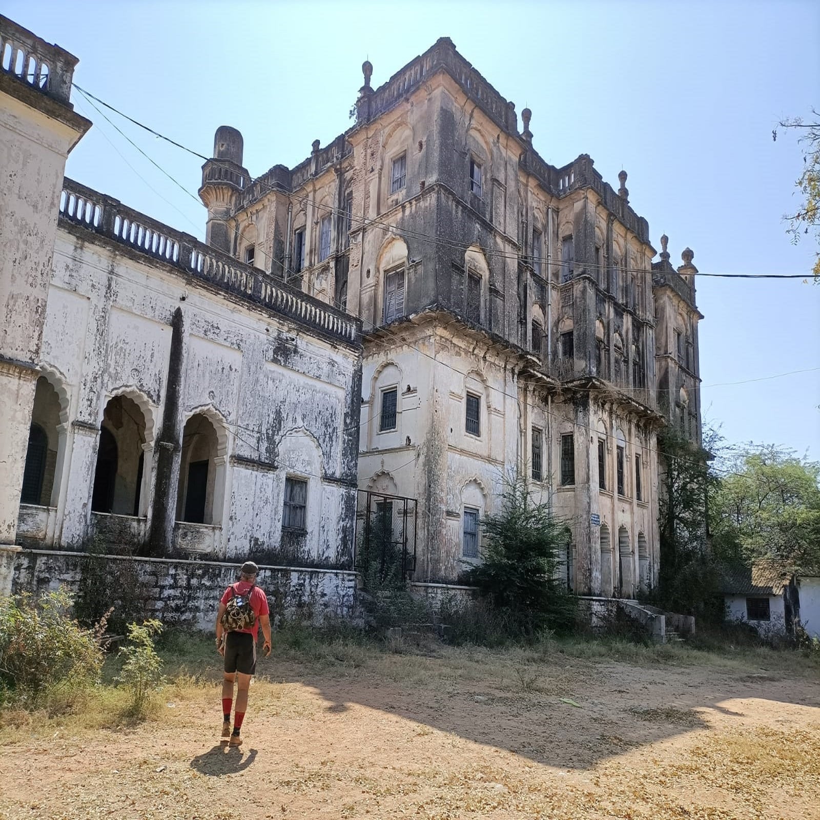 مسجد محبوبیہ کے بائیں جانب ورنڈہ کا حصہ