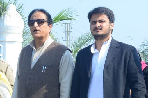 بی جے پی لیڈر آکاش سکسینہ نے عبداللہ اعظم کے پاس الگ الگ تاریخ پیدائش کے دو سرٹیفکیٹ، دو پاسپورٹ اور دو پین کارڈ بنانے کے معاملے میں تین الگ الگ مقدمے درج کرائے تھے۔ ان معاملوں میں عبداللہ اعظم کے علاوہ ان کے والد اعظم خان اور ماں تزئین فاطمہ کو بھی ملزم بنایا گیا تھا۔