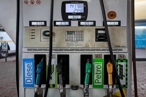 Petrol Diesel Price Today: عالمی منڈی میں برینٹ کروڈ کی قیمت 115 ڈالر فی بیرل کے قریب پہنچ گئی ہے۔  مرکز کی طرف سے ایکسائز ڈیوٹی اور ریاستوں کی طرف سے VAT میں کمی کی وجہ سے تمام شہروں میں ایندھن کی قیمتوں میں کمی آئی ہے۔