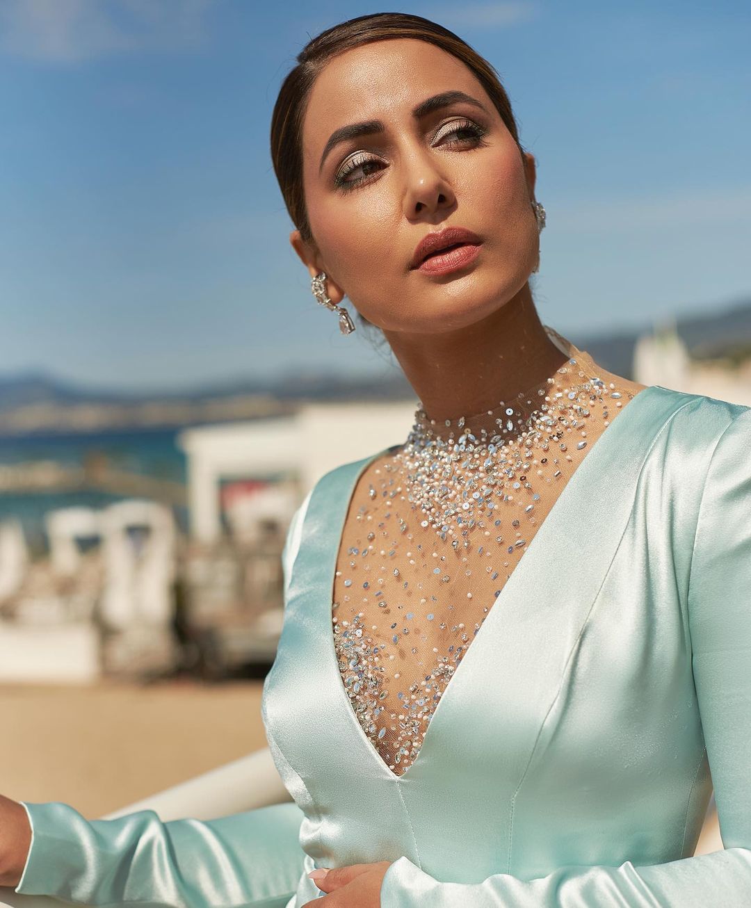 اداکارہ حنا خان کی تصاویر کے کمنٹس سیکشن پر اگر نظر ڈالیں تو ہارٹ اور فائر ایموجی کی برسات دکھ جائے گی ۔ (Photo: @realhinakhan/Instagram)