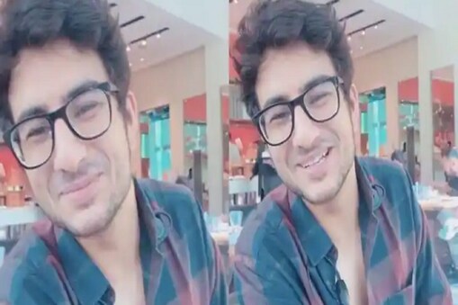 منگل کو ابراہیم اپنے دوستوں کے ساتھ فلم دیکھنے گئے تھے۔ ان کی تھیٹر سے باہر نکلتے ہوئے ویڈیو وائرل ہوئی ہے۔ ویڈیو میں ابراہیم بلو اور یلو سوئٹ شرٹ اور میچنگ جاگر میں اسمارٹ لگ رہے ہیں۔