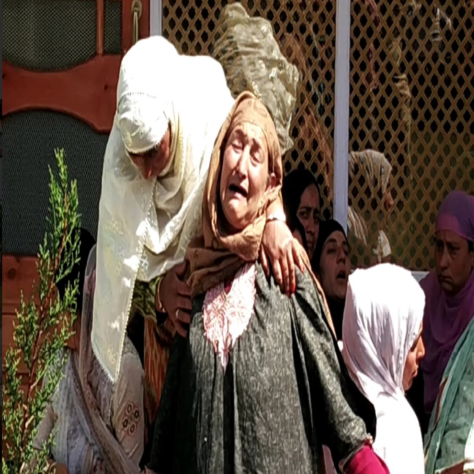 پولیس اہلکار ریاض احمد پر دہشت گردانہ حملہ سے پورا علاقہ ماتم میں ڈوب گیا ہے۔