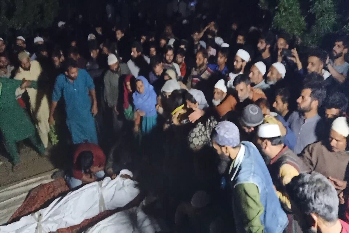 کنڈی کپوارہ میں المناک حادثے میں کنویں کی صفائی کے دوران زہریلے گیس کے اخراج کی نتیجے میں باپ بیٹے سمیت چار افراد لقمہ اجل بن گئے۔