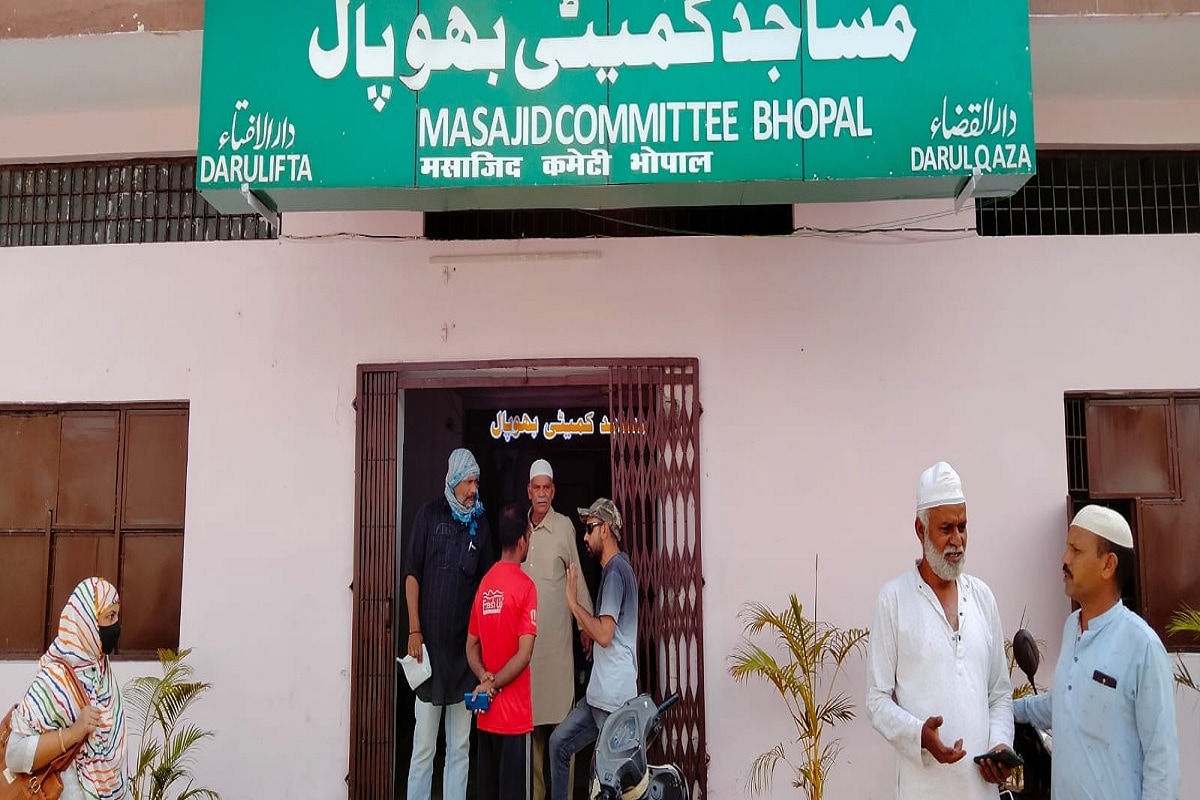 مساجد کمیٹی کے زیر انتظام مساجد کے ائمہ وموذنین پچھلے ماہ کی تنخواہ سے محروم ہیں بلکہ انہیں مارچ سے تنخواہوں کی ادائیگی نہیں کی گئی ہے۔