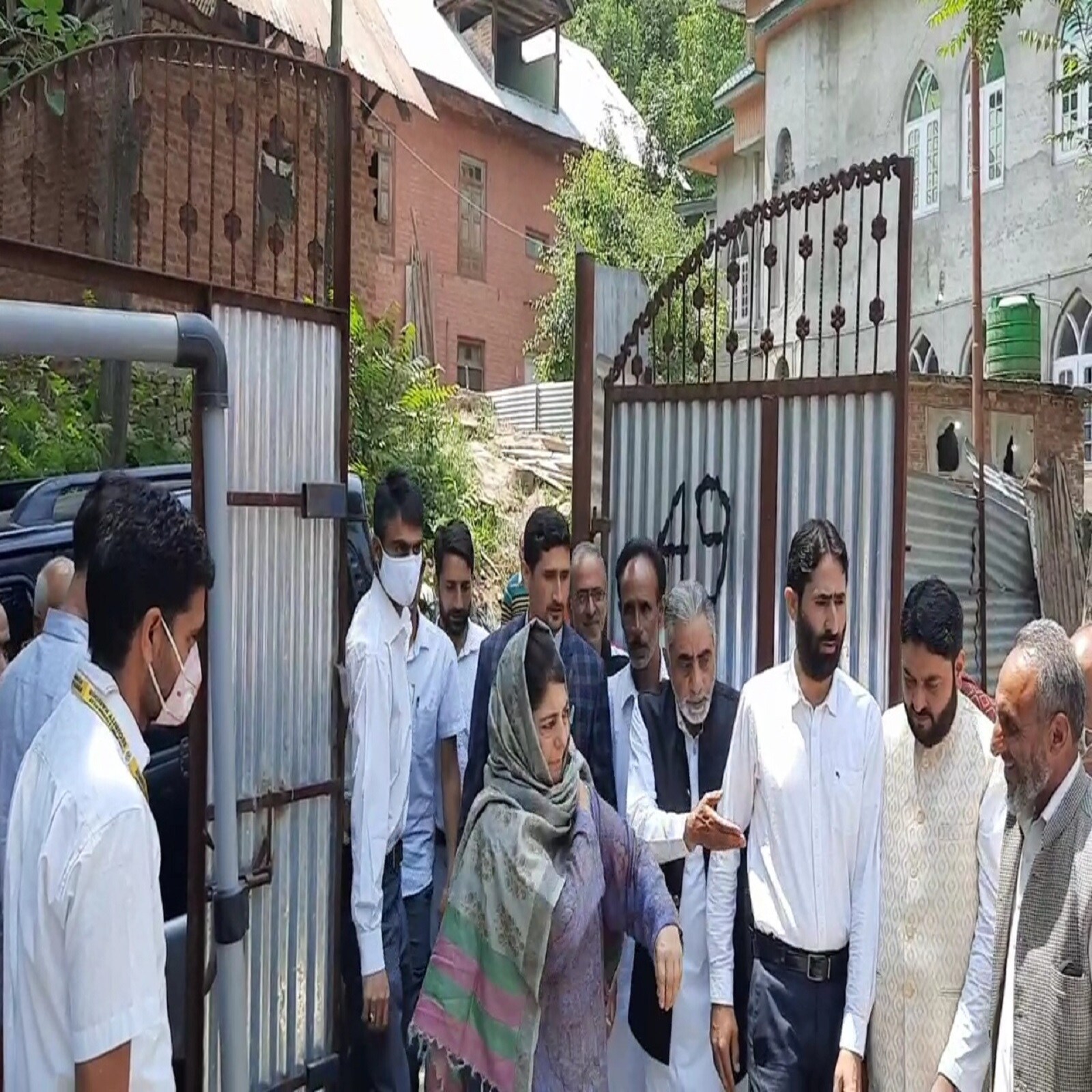محبوبہ مفتی نے ہشرو بڈگام میں عمرین کے گھر جا کر تعزیت پیش کی۔