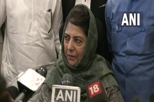 جموں وکشمیر کی سابق وزیراعلیٰ اور پی ڈی پی سربراہ محبوبہ مفتی (Mehbooba Mufti) نے بی جے پی حکومت پر حملہ بولا ہے۔ انہوں نے کہا کہ مرکزی حکومت گپکار اتحاد سے خوفزدہ ہوگئی ہے۔ کیونکہ اگر ہم ایک ساتھ آتے ہیں تو وادی میں ان کا خطرناک منصوبہ ناکام ہوجائے گا۔