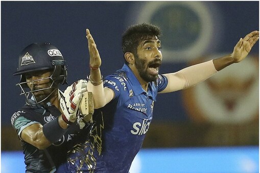 IPL2022: گجرات ٹائٹنس کی ٹیم کا آئی پی ایل 2022 کے پلے آف میں پہنچنے کا انتظار بڑھ گیا ہے۔ ہاردک پانڈیا کی قیادت والی ٹیم کو دلچسپ مقابلے میں ممبئی انڈینس نے 5 رن سے شکست دی۔ یہ ٹیم کی تیسری شکست ہے۔