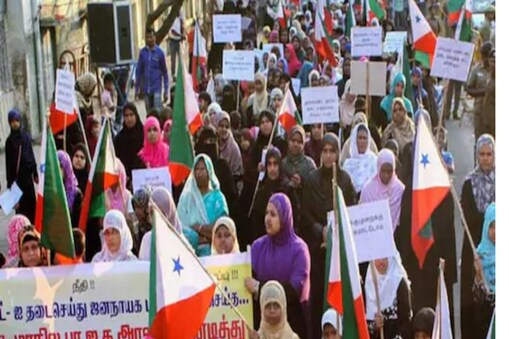 ہندوستان ٹائمز کی ایک رپورٹ کے مطابق تنگل نے الاپوزا میں ایک ریلی میں کہا کہ عدالتوں کو اب آسانی سے جھٹکا لگ رہا ہے۔ ہائی کورٹ کے جج ہماری آلپوزا ریلی کے نعرے سن کر چونک رہے ہیں۔ کیا آپ وجہ جانتے ہیں؟ وجہ یہ ہے کہ ان کا اندرونی لباس زعفرانی ہے۔ 