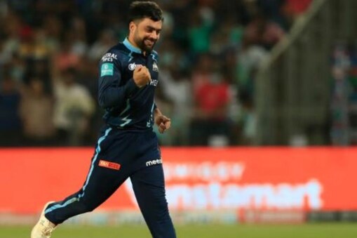 Rashid Khan Completes 450 T20 Wickets: افغانستان کے لیگ اسپنر راشد خان آئی پی ایل 2022 میں گجرات ٹائٹنس کی طرف سے کھیل رہے ہیں۔ راشد خان اس آئی پی ایل کے 12 میچوں میں 15 وکٹ حاصل کر چکے ہیں۔ انہوں نے لکھنو سپر جائنٹس کے خلاف مقابلے میں 4 وکٹ اپنے نام کئے۔ راشد خان نے اس دوران ٹی20 کرکٹ میں اپنے 450 وکٹ بھی پورے کرلئے۔ ٹی20 کرکٹ میں سب سے زیادہ وکٹ لینے کے معاملے میں راشد خان، ڈیون براوو، عمران طاہر کے بعد تیسرے گیند باز بن گئے ہیں۔