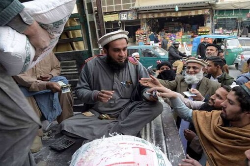 food crisis in pakistan: پاکستانی اخبار ڈان کی ایک رپورٹ کے مطابق ملک میں فوڈ اور ایندھن کی قیمتوں میں اضافے، خشک سالی، مویشیوں کی بیماریوں اور بے روزگاری کے مسائل کی وجہ سے قومی کھاد کی قیمتوں میں اضافہ ہوا ہے۔