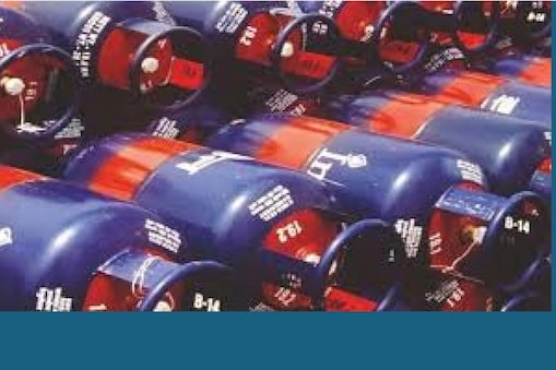 LPG Cylinder Price Hike: پھر لگا مہنگائی کا جھٹکا، ایل پی جی سلینڈر کی قیمت میں ہوا ضافہ