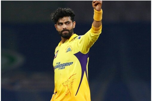 IPL 2022: رویندر جڈیجہ باقی بچے آئی پی ایل مقابلوں سے باہر ہوسکتے ہیں۔ انہیں ہاتھ میں چوٹ لگی ہے۔ اسی وجہ سے دہلی کیپٹلس کے خلاف مقابلے میں وہ نہیں اترے تھے۔ ان کی چوٹ پر نظر رکھی جا رہی ہے، لیکن میڈیا رپورٹس کے مطابق، اس میں بہت زیادہ سدھار نہیں ہوا ہے۔ ایسے میں وہ لیگ سے باہر ہوسکتے ہیں۔