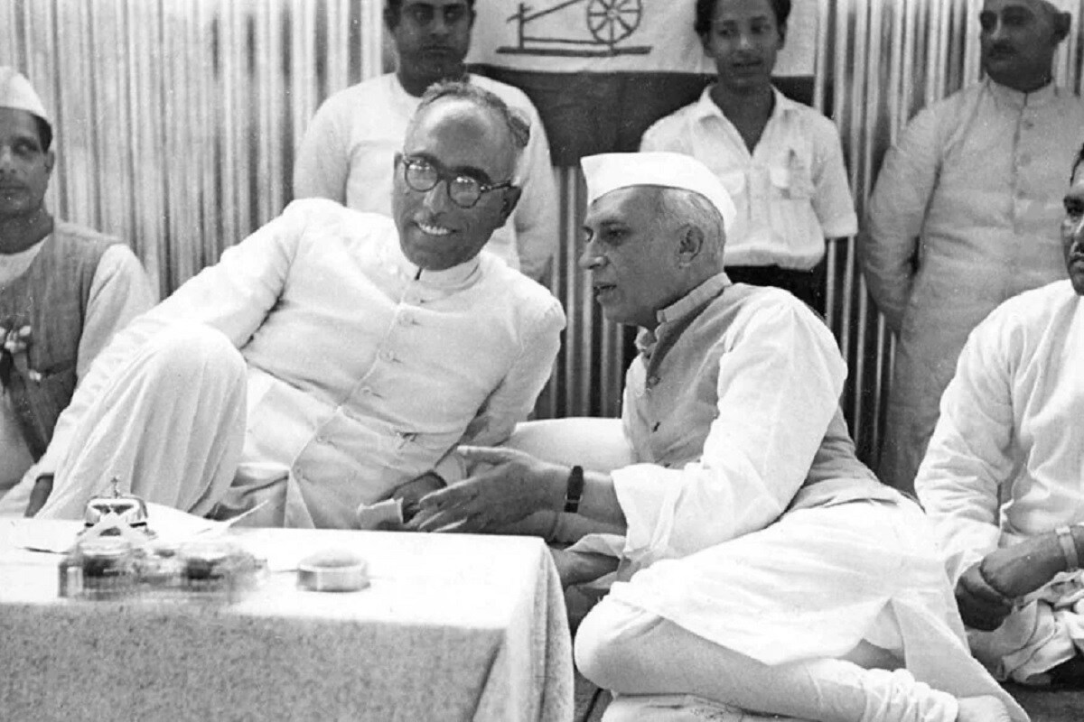 جواہر لال نہرو اور شیخ عبداللہ ایک عوامی جلسے میں ساتھ ساتھ (فائل فوٹو)