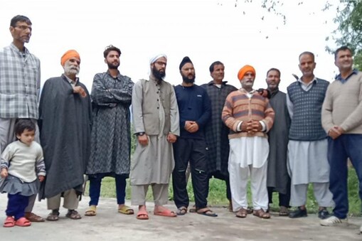 Jammu and Kashmir News: جنوبی کشمیر کے سب ضلع ترال علاقے میں بھائی چارے کی ایک اور انوکھی مثال اس وقت دیکھنے کو ملی ، جب اعتکاف مکمل کرنے والے ایک مسلم نوجوانوں کی ایک سکھ شہری نے پگڑی باندھ کر عزت افزائی کی ، جس کا ویڈیو وائرل ہونے کے بعد ہر طرف اس روایتی بھائی چارے کی مثال دی جا رہی ہے ۔ 