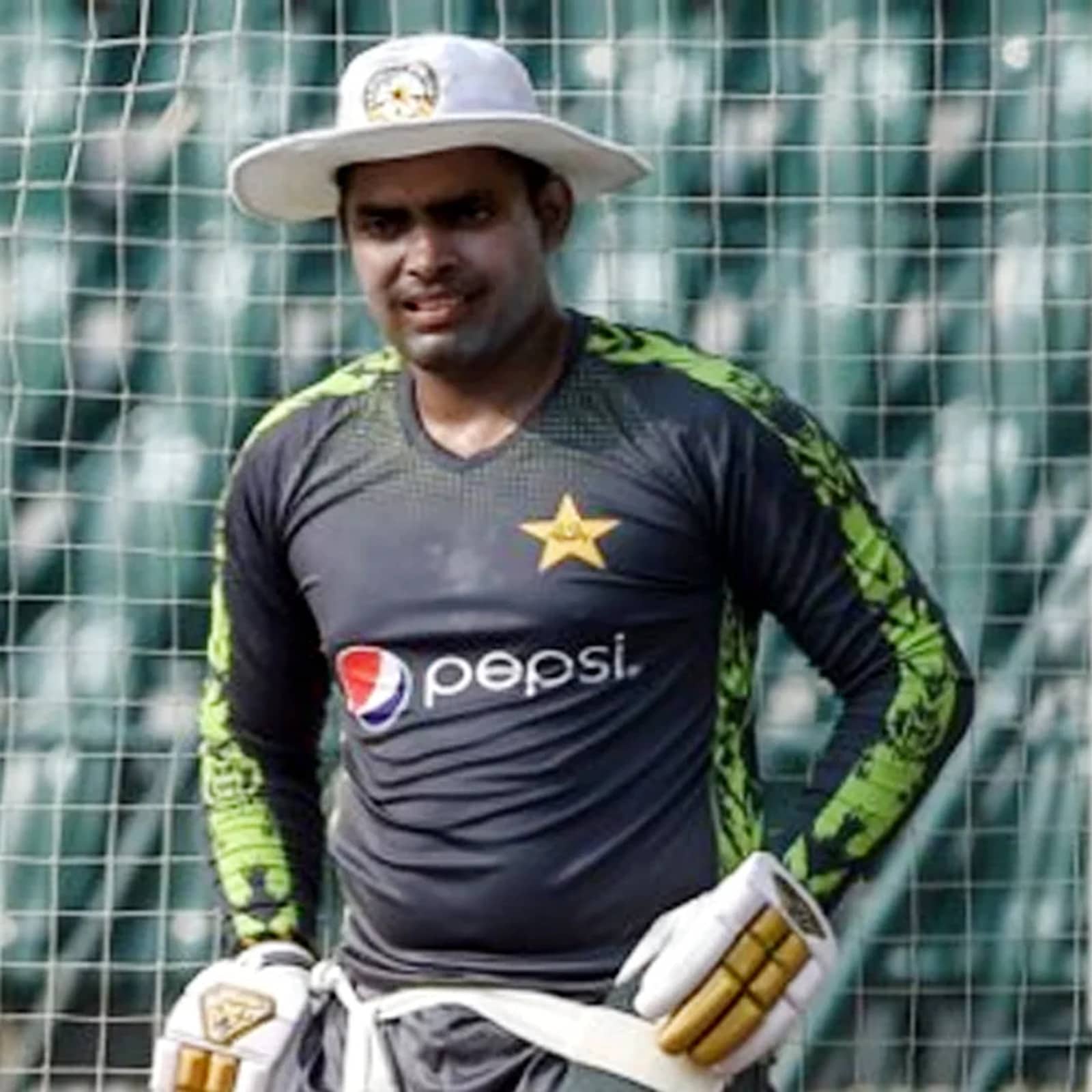 عمر اکمل نے بتایا کہ قربانی کے لئے 6 بکرے لائے تھے اور ان کی حفاظت کے لئے دو سيکورٹی گاڈز بھی رکھے ہوئے تھے۔