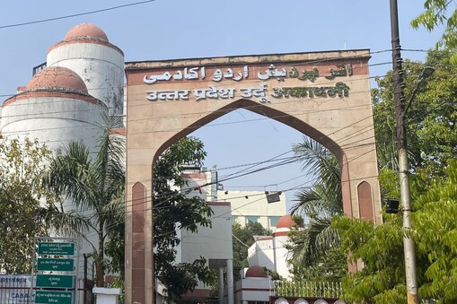 Literary Atmosphere of Lucknow : بات جب لکھنئو کی ہوتی ہے تو ماضی کے روشن نقوش پوری آب و تاب کے ساتھ اہنی روشنی بکھیرتے ہوئے نظر آتے ہیں ۔ بزرگوں سی بات کیجئے تو ان کی آنکھیں لمحہ بھر کے لئے چراغوں کی طرح چمکتی ہیں اور پھر یہ چراغ پانی میں تیرتے ہوئے محسوس ہوتے ہیں ۔