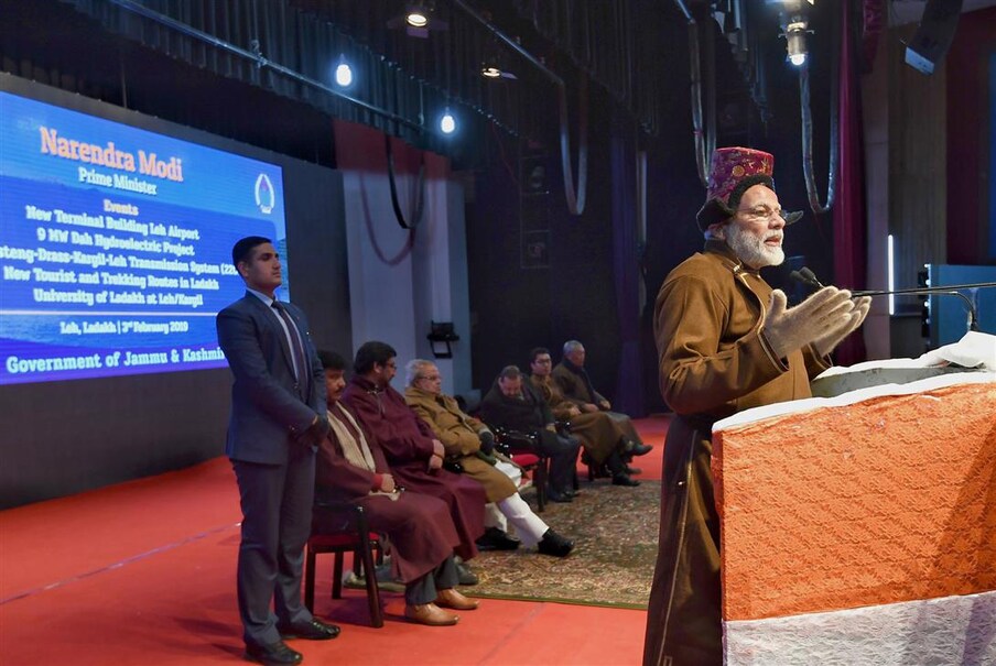  پی ایم مودی فروری 2019 میں جموں و کشمیر میں ایک تقریب سے خطاب کر رہے ہیں۔ (Image: pmindia.gov.in)