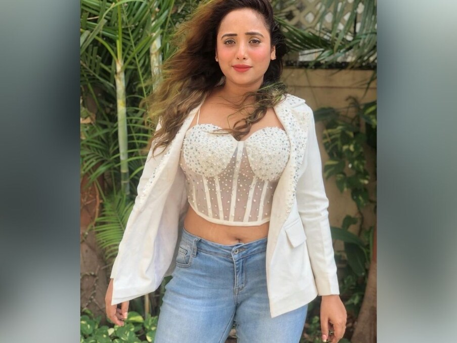  رانی چٹرکی تصویر پر ایک یوزر نے لکھا : بیوٹیفل اور جازب نظر تصویر ۔ دوسرے نے لکھا : افففف ماشا اللہ ۔ جبکہ ایک اور یوزر نے لکھا : مجھے ایسا کیوں لگ رہا ہے کہ بہت دنوں کے بعد چاند نظر آیا ہے ۔ Photos- Rani chatterjee instagram
