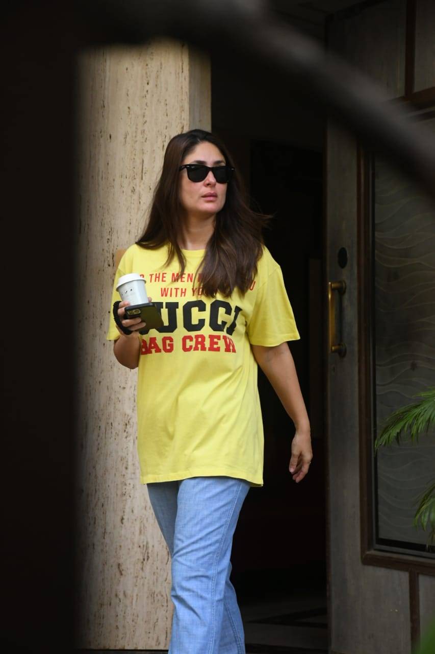 کرینہ کپور خان حال ہی میں ممبئی میں اسپاٹ ہوئیں۔ اس دوران انہیں گچّی کی پیلے رنگ کی ٹی شرٹ اور کیزوئل ٹراوزر میں دیکھا گیا۔ (تصویر کریڈٹ: ورل بھیانی)