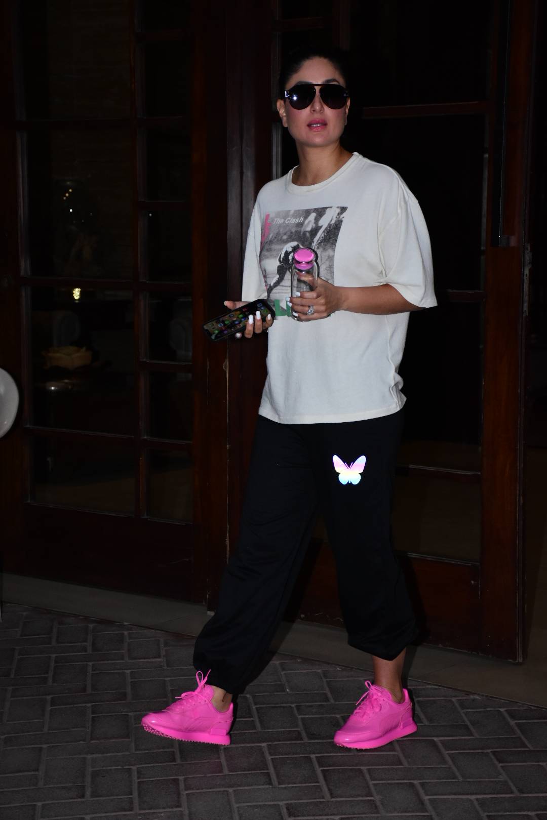 اسپاٹ بوائے کی رپورٹ کے مطابق، کرینہ کپور خان ایک رائل لائف جیتی ہیں۔ ان کے وارڈ روب میں 50 سے زیادہ گچّی کی ٹی شرٹ ہیں۔ (تصویر کریڈٹ: ورل بھیانی)