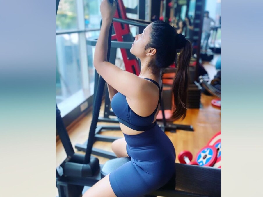  تصاویر میں اداکارہ کی باڈی شیپ دیکھ کر اندازہ ہوتا ہے کہ فٹنس fitness کے معاملے میں ان کا مقابلہ بالی ووڈ کی ملائکہ اروڑہ Bollywood's Malaika Arora سے ہے! (Photo Credit- Mahima Gupta Instagram)