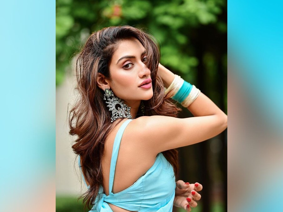  نصرت جہاں اسکائی بلیو رنگ کی ساڑھی sky blue میں بہت خوبصورت لگ رہی ہیں اور ان کے پوزنگ اسٹائل کے تو کیا ہی کہنے۔ (Photo Source- Nusrat Jahan Instagram)