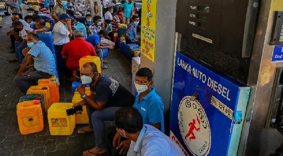  نقدی کی کمی کا شکار سری لنکا نے ضروری خدمات کے علاوہ تمام ایندھن کی فروخت پر دو ہفتے کی پابندی کا اعلان کیا ہے۔ اس کے علاوہ پرائیویٹ سیکٹر کی کمپنیوں کو تیل کی سپلائی نہ ہونے کی وجہ سے گھر سے کام work from Home کرنے کو کہا گیا۔