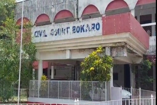 Bokaro News: جھارکھنڈ کے بوکارو کا یہ معاملہ 8 سال پرانا ہے۔ 8 سال پہلے 7 اپریل 2014 کو علی الصبح 4 بجے متاثرہ بیت الخلا کرنے کے لئے گئی تھی۔ اسی دوران ملزم رشید انصاری کے ذریعہ اسے چاقو کا خوف دکھا کر اغوا کرلیا گیا۔ اس کے بعد متاثرہ کو ہوش آیا تو اسے اڑیسہ میں رکھے جانے کی بات ملزم کے ذریعہ بتائی گئی۔ متاثرہ کے والد نے 18 اپریل کو امل آباد تھانے میں اغوا کا معاملہ درج کرایا تھا۔