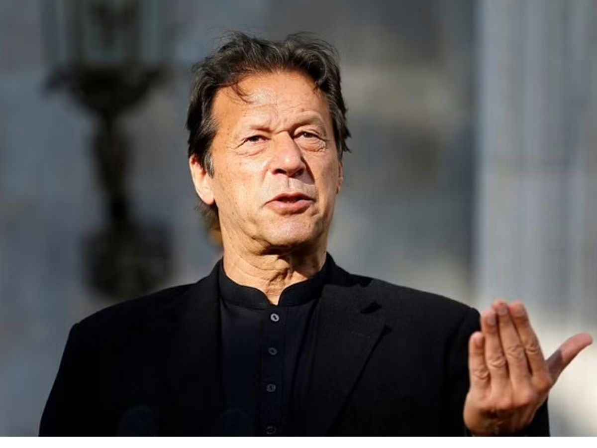 عمران خان کو اپریل مہینے میں اپوزیشن پارٹیوں نے پارلیمنٹ میں تحریک عدم اعتماد کے ذریعہ وزیر اعظم عہدے سے ہٹا دیا تھا۔