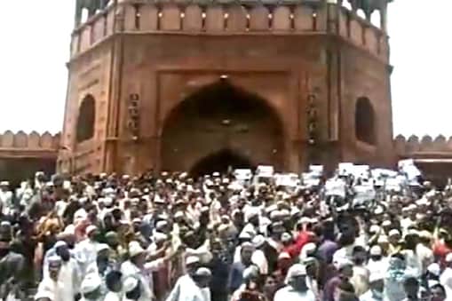 Jama Masjid protest in Delhi: پولیس نے اس معاملے میں نامعلوم افراد کے خلاف آئی پی پی کی دفعہ 188 کے تحت معاملہ درج کیا گیا تھا۔ ڈی سی پی شویتا چوہان نے اس بارے میں بتایا تھا کہ جامع مسجد کے باہر لوگوں نے ہاتھوں میں پوسٹر اور بینر لئے ہوئے نعرے بازی کی تھی۔ اس ضمن میں ہی یہ کارروائی کی گئی تھی۔