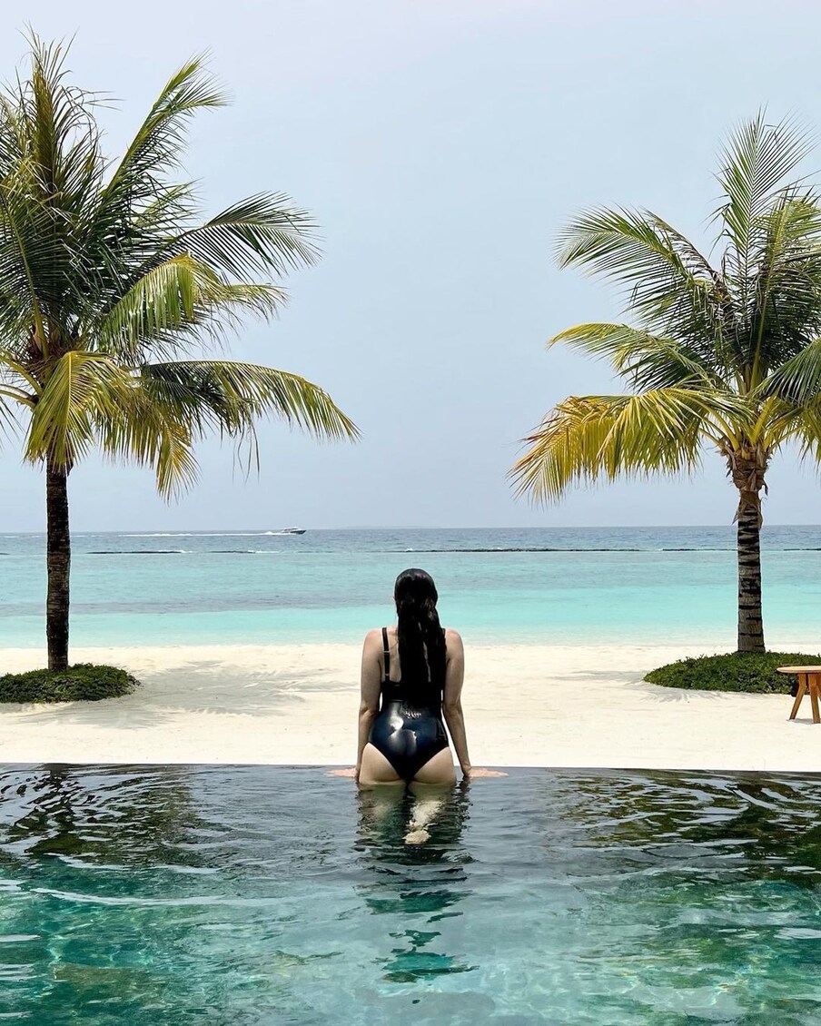  تصویر میں کرشمہ کپور پول میں نظر آرہی ہیں ۔ دیکھنے میں لگ رہا ہے کہ یہ تصویر مالدیپ کی ہے ۔ حالانکہ اداکارہ کی یہ تصویر کہاں کی ہے اس بات کا انکشاف کرشمہ نے پوسٹ میں نہیں کیا ہے ۔ (Photo: @therealkarismakapoor/Instagram)
