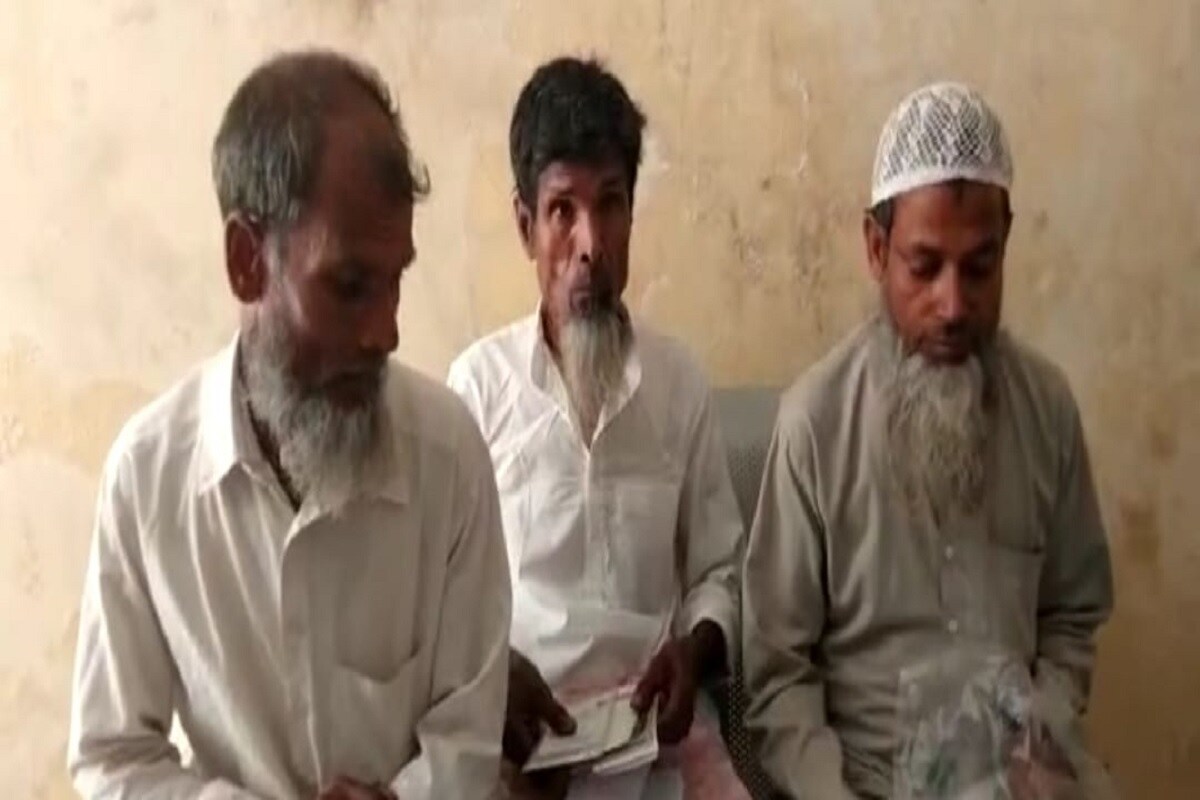 بچوں کے والدین کا کہنا ہے کہ سبھی دستاویز کے ہونے کے بعد برتھ سرٹیفکیٹ مانگ کر نئی رکاوٹ پیدا کی جا رہی ہے۔