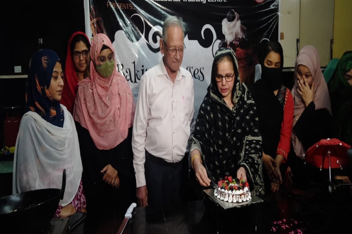 منشی حسین خان ٹیکنکل انسٹی ٹیوٹ کے چیئرمین ڈاکٹر سید افتخار علی کہتے ہیں کہ ہمارا مقصد اقلیتی طبقہ کو زیادہ سے زیادہ ہنر سکھا کر خود کفیل بنانا ہے۔