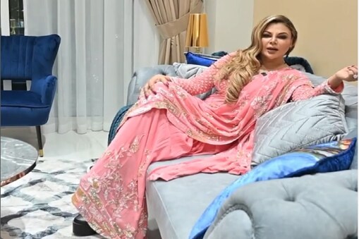 Rakhi Sawant luxury house in Dubai: راکھی ساونت سوشل میڈیا پر کافی ایکٹو رہتی ہیں۔ حال ہی میں بوائے فرینڈ عادل خان درانی کے ساتھ وہ چھٹیاں منانے دبئی پہنچی تھیں۔ جہاں انہوں نے ایک عالیشان گھر سے ایک ویڈیو شیئر کی ہے جسے دیکھ کر ہر کوئی حیران رہ گیا۔ 