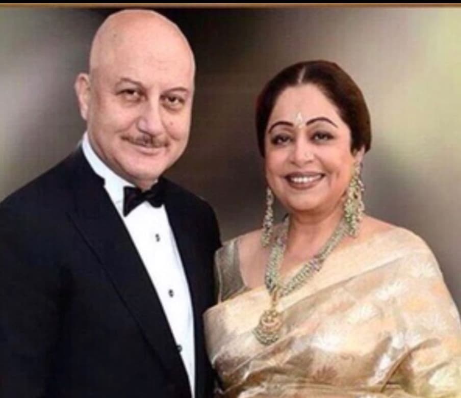  Anupam kher wish Kirron kher Birthday: بالی ووڈ اداکارہ کرن کھیر آج اپنی 70 ویں سالگرہ منا رہی ہیں۔ اس خاص موقع پر ان کے شوہر اور بالی ووڈ کے مشہور اداکار انوپم کھیر نے اپنے انسٹاگرام پر کچھ یادگار تصاویر شیئر انہیں خوب ساری نیک خواہشات اور مبارکباد پیش کی ہے۔ اداکارہ انوپم کھیر نے اپنی اہلیہ کرن کھیر کو ان سالگرہ پر ڈھیر کچھ خوبصورت تصاویر شیئر کرکے مبارکباد دی ہے۔ وہیں اداکار انوپم کھیر نے یہ بھی کہا کہ بیٹے سکندر کی جلد ہی شادی ہو۔