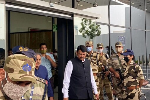 Maharashtra Political Crisis : ریاست کے سابق وزیر اعلی دیویندر فڑنویس نے راج بھون میں گورنر بھگت سنگھ کوشیاری سے ملاقات کی ۔ اس دوران انہوں نے ریاست میں فلور ٹیسٹ کا مطالبہ کیا ہے۔