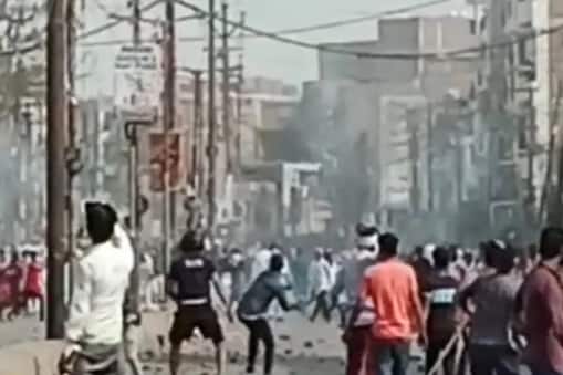 Kanpur Violence: اترپردیش کے کانپور میں جمعہ (تین جون) کو جمعہ کی نماز کے بعد ہوئے تشدد کے معاملہ میں پولیس نے سی سی ٹی وی فوٹیج کی بنیاد پر 40 مشتبہ افراد کو پوسٹر جاری کیا ہے ۔ اس کے ساتھ کانپور پولیس نے لوگوں سے مشتبہ افراد کی تلاش میں مدد کرنے کی اپیل کی ہے ۔ 