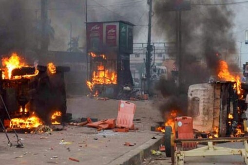 West Bengal Violence: پیغمبر اسلام پر تبصرہ کے پیش نظر مغربی بنگال میں پھوٹ پڑے تشدد کے معاملہ میں اب تک 200 سے زیادہ لوگوں کو گرفتار کیا جاچکا ہے جبکہ 42 معاملات درج ہوئے ہیں ۔ مغربی بنگال کے ڈی جی پی منوج مالویہ نے پیر کو یہ جانکاری دی۔ 