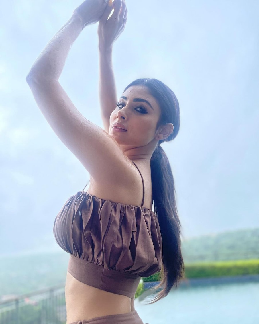  تصاویر میں مونی (Mouni Roy Latest Photos) بارش میں زبردست پوز دیتی نظر آرہی ہیں جسے دیکھ کر مداح بھی اپنا ردعمل دینے سے باز نہیں آرہے ہیں۔ آپ مونی رائے کی یہ تازہ ترین تصاویر بھی دیکھ سکتے ہیں- (فوٹو کریڈٹ: انسٹاگرام: @imouniroy)