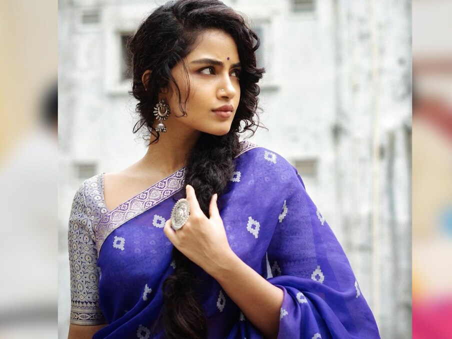  انوپما نے ساڑھی میں اپنا تازہ ترین فوٹو شوٹ (Anupama Parameswaran Latest Photoshoot) انسٹاگرام پر شیئر کیا ہے۔ اس میں دیکھا جا سکتاہے کہ وہ نیلے رنگ کی ساڑھی میں بہت پیاری لگ رہی ہیں۔ انہوں نے کھلے بالوں، آنکھوں میں کاجل، نیوڈ میک اپ، بالیاں اور ماتھے پر کالی بندی کے ساتھ اپنا لک مکمل کیا۔