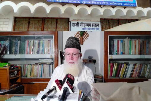 وہیں مدھیہ پردیش کی مسلم تنظیموں نے حکومت کے فیصلہ کے ہندستانی آئین کی خلاف ورزی سے تعبیر کرتے ہوئے ملک کی سیکولر جمہوری روایت کے خلاف بھی تعبیر کیا ہے ۔