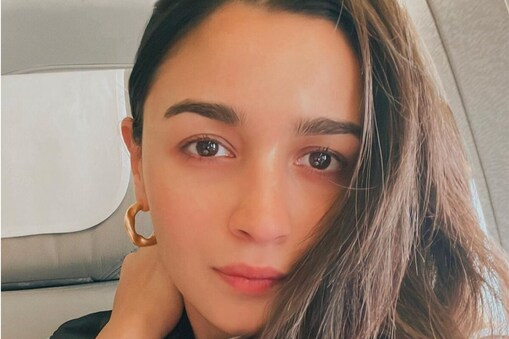 عالیہ بھٹ (Alia Bhatt) نے گزشتہ دنوں ایک انسٹا گرام پوسٹ کی وجہ سے اپنا غصہ ظاہر کیا، جسے ایک نیوز ویب سائٹ نے شیئر کیا تھا۔ پوسٹ میں دعویٰ کیا گیا ہے کہ عالیہ بھٹ کی پریگننسی کے سبب شوٹنگ میں تاخیر ہوئی ہے۔ واضح رہے کہ عالیہ بھٹ نے گزشتہ ہفتے اپنی ہریگننسی کے بارے میں فینس کو بتایا تھا۔