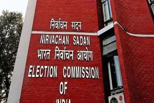 شیو سینا کے باغی لیڈر ایکناتھ شندے گروپ نے اس ہفتے الیکشن کمیشن کو خط لکھ کر پارٹی کا ’دھنش-تیر‘ انتخابی نشان انہیں دینے کی گزارش کی تھی۔ شندے گروپ نے اس کے لئے لوک سبھا اور مہاراشٹر اسمبلی میں اسے ملی منظوری کا حوالہ دیا تھا۔