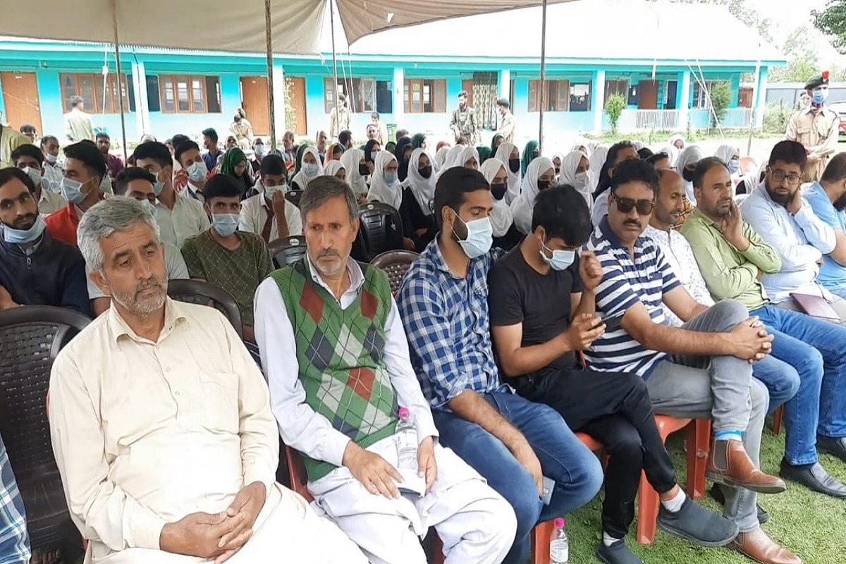 ایس ایس پی سوپور نے اظہار خیال کرتے ہوئے لوگوں اور والدین سے اپیل کی کہ وہ منشیات کے خاتمے کے لئے آگے آئیں۔