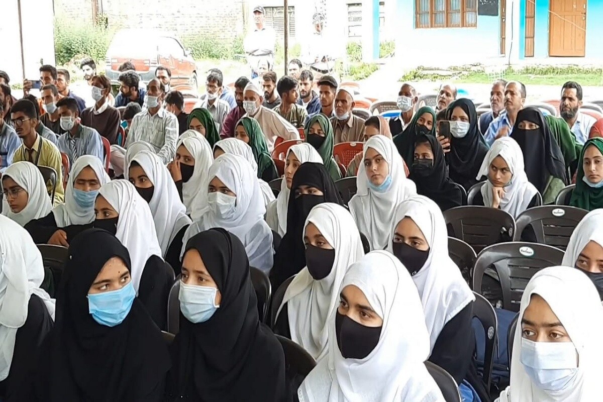 انسداد منشیات سے متعلق آگاہی پروگرام میں طلباء، مقامی لوگوں اور والدین کی بڑی تعداد نے شرکت کی۔