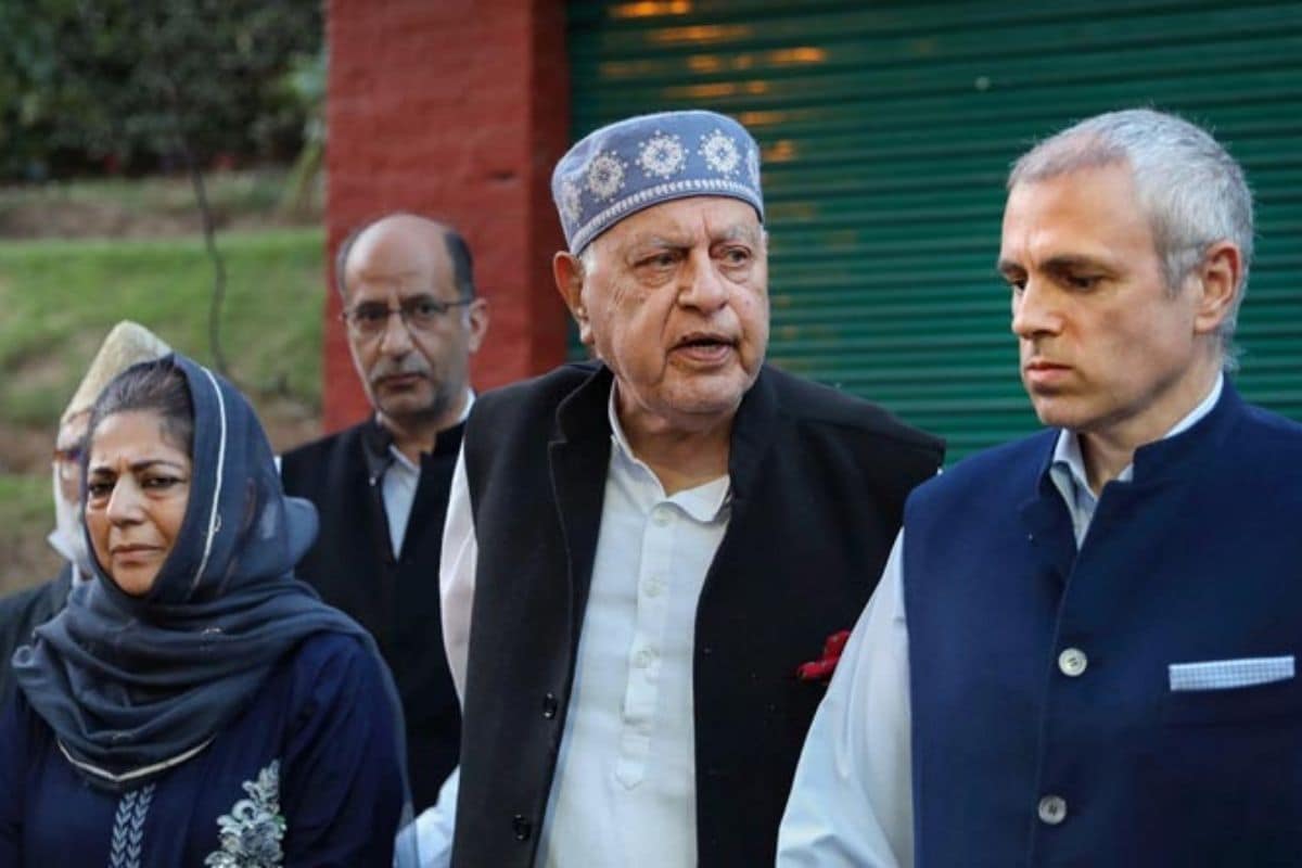 مرکزی وزیر داخلہ امت شاہ نے مفتی اور عبداللہ فیملی پر جم کر تنقید کی ہے۔
